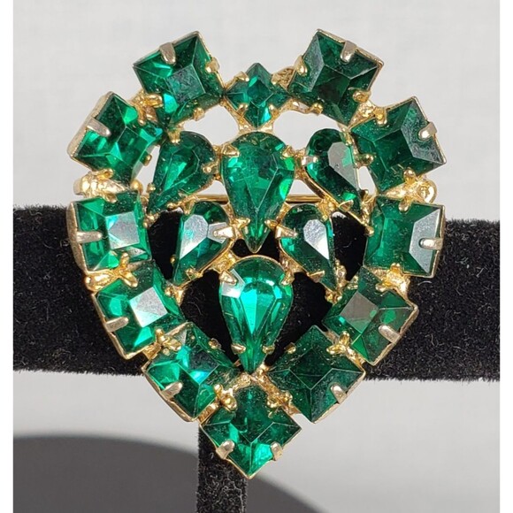 Vintage Emerald Green Rhinestone Heart Prong Set Gold Tone Brooch - Picture 9 of 16